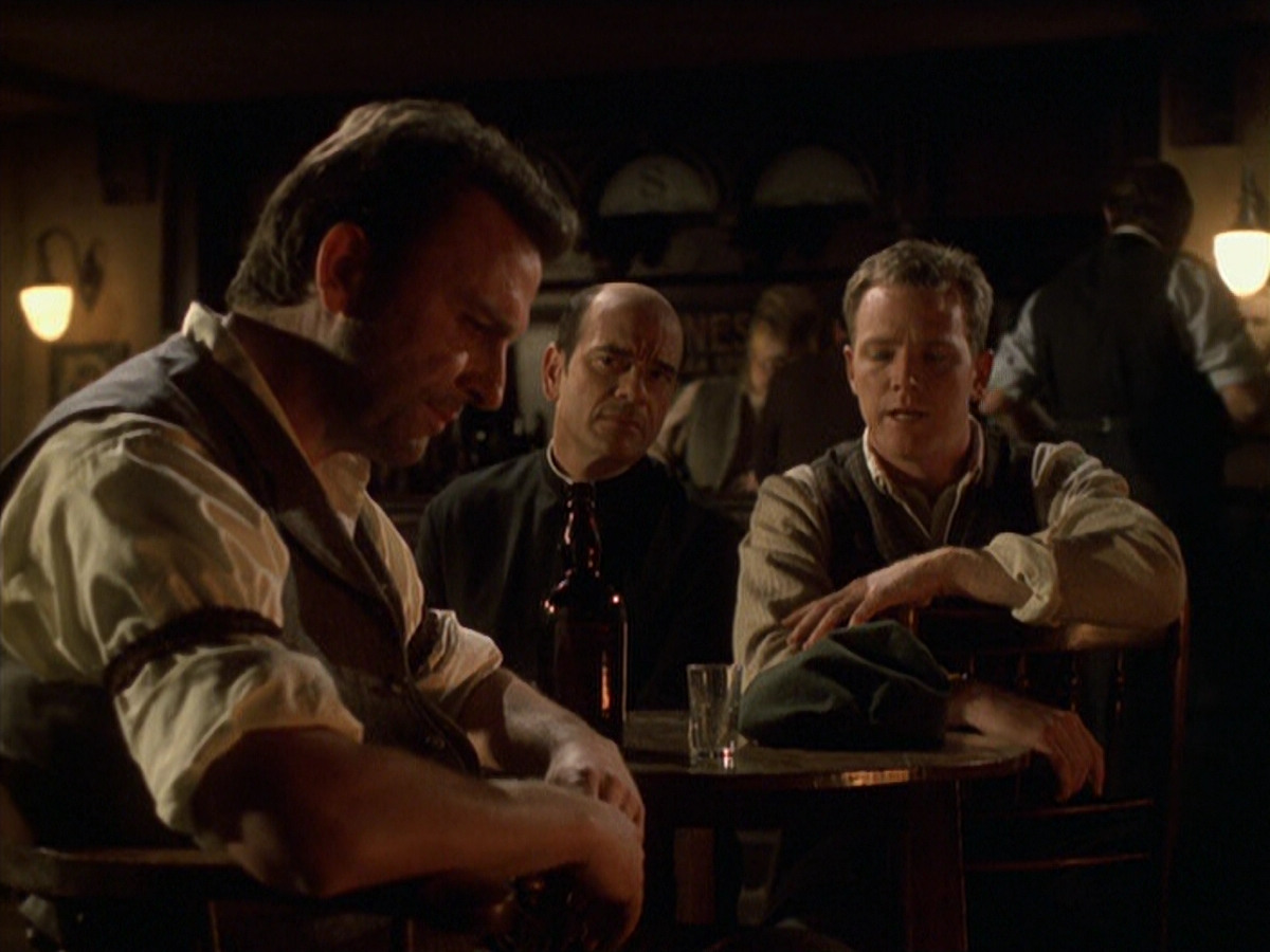 extant_StarTrek_VOY_6x11-FairHaven_02521.jpg