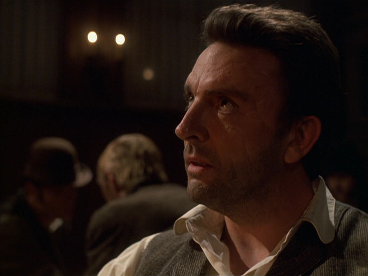 extant_StarTrek_VOY_6x11-FairHaven_02537.jpg