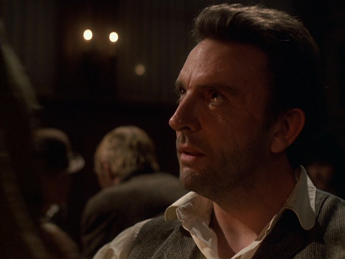 extant_StarTrek_VOY_6x11-FairHaven_02539.jpg