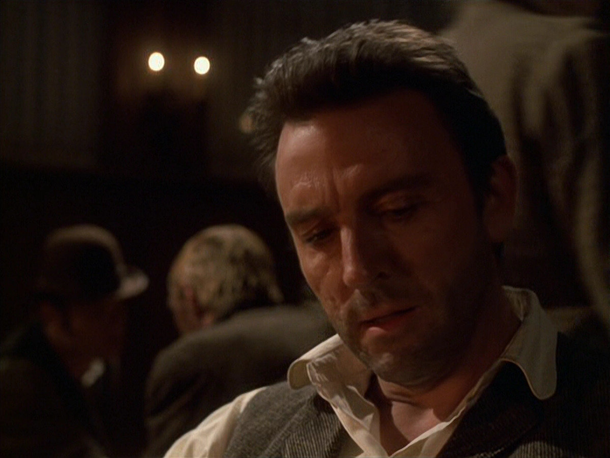 extant_StarTrek_VOY_6x11-FairHaven_02540.jpg