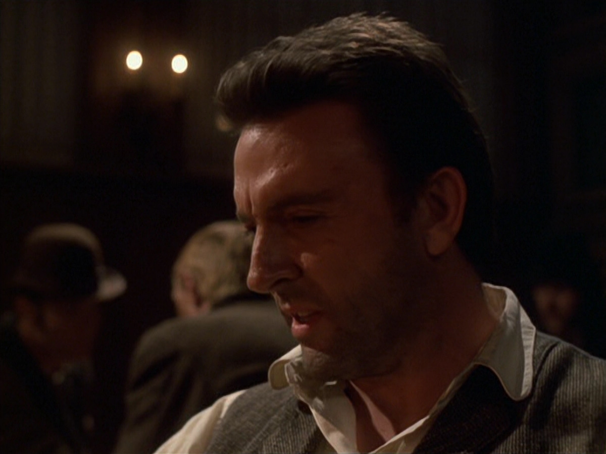extant_StarTrek_VOY_6x11-FairHaven_02559.jpg