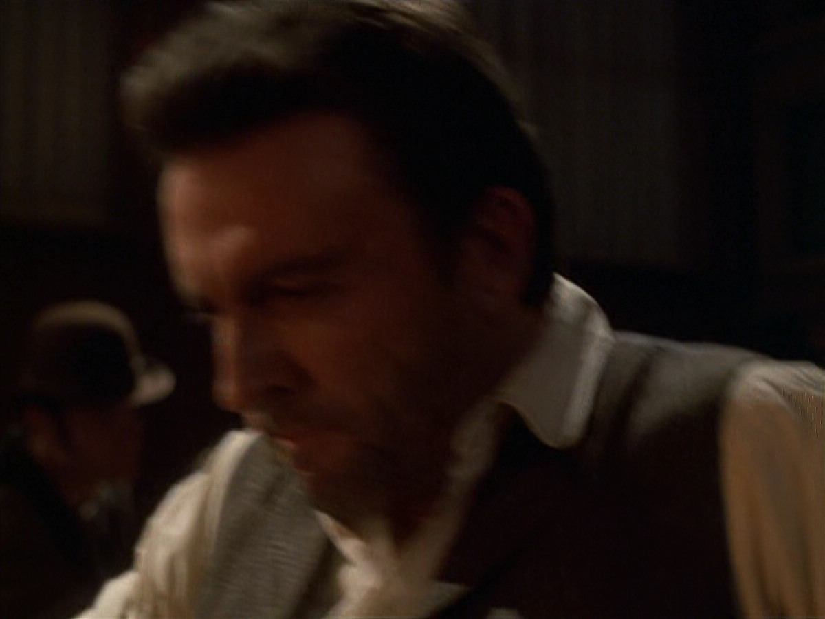 extant_StarTrek_VOY_6x11-FairHaven_02564.jpg