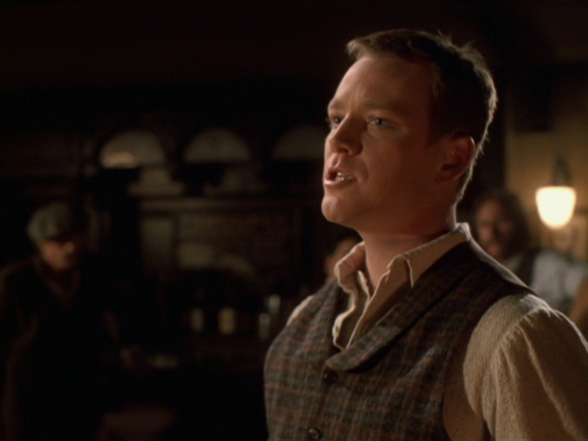 extant_StarTrek_VOY_6x11-FairHaven_02584.jpg
