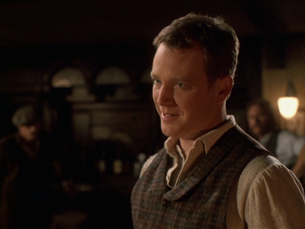 extant_StarTrek_VOY_6x11-FairHaven_02586.jpg