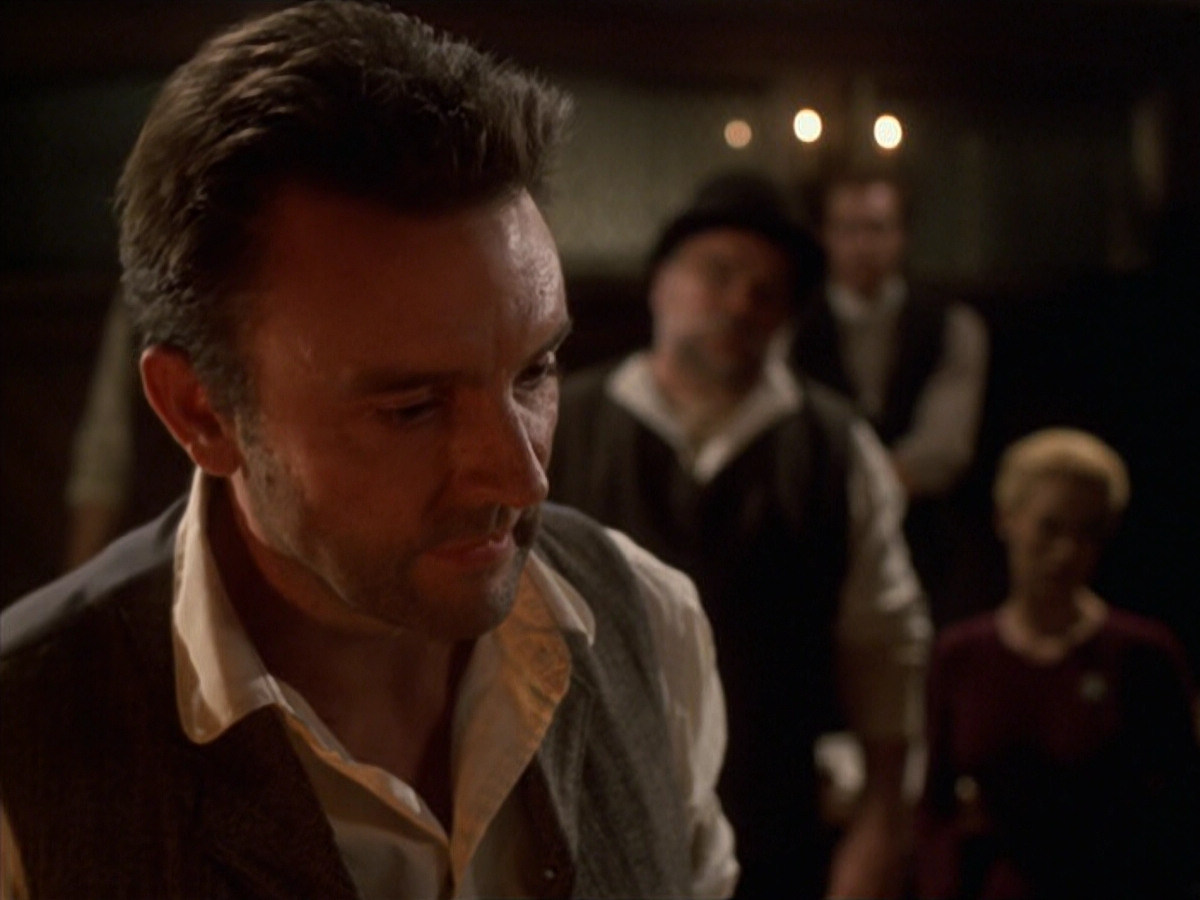 extant_StarTrek_VOY_6x11-FairHaven_02587.jpg