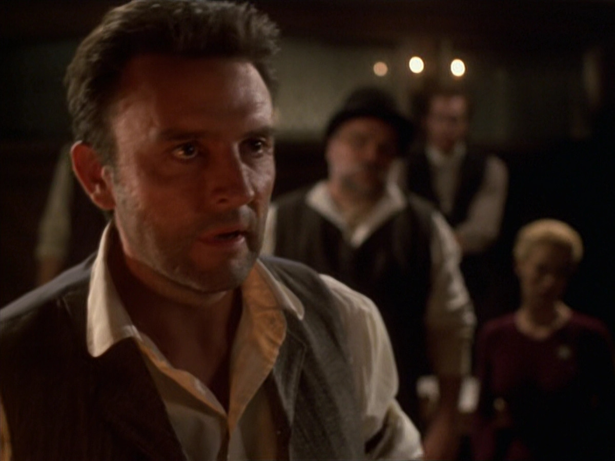 extant_StarTrek_VOY_6x11-FairHaven_02588.jpg