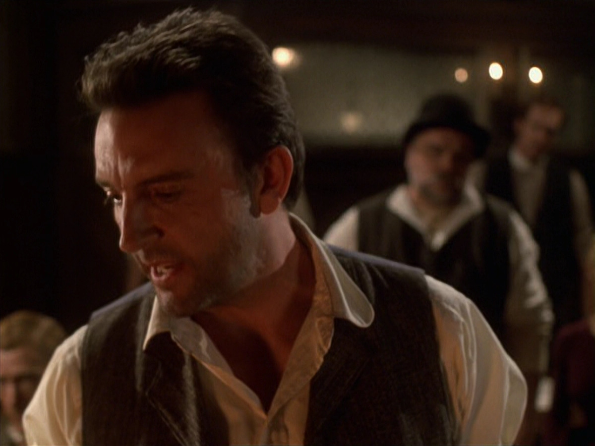 extant_StarTrek_VOY_6x11-FairHaven_02595.jpg