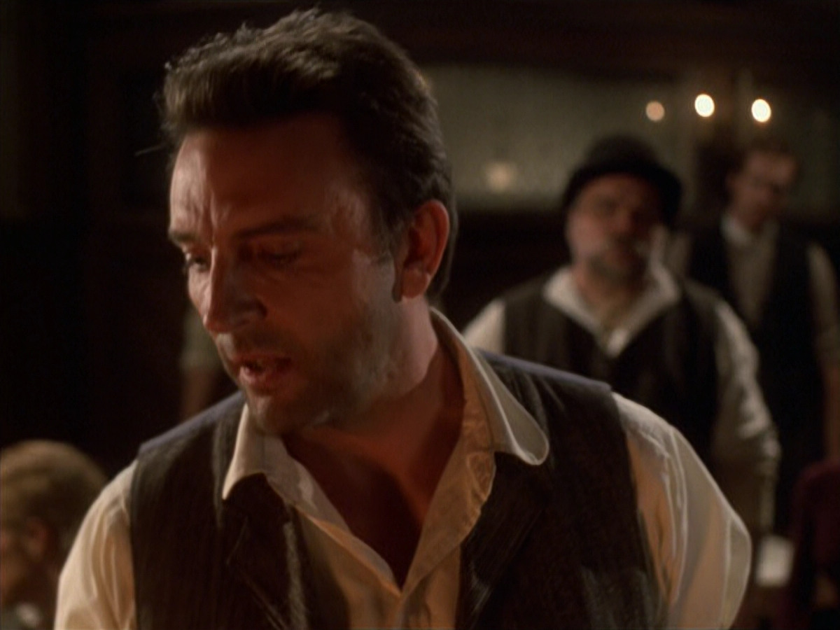 extant_StarTrek_VOY_6x11-FairHaven_02597.jpg