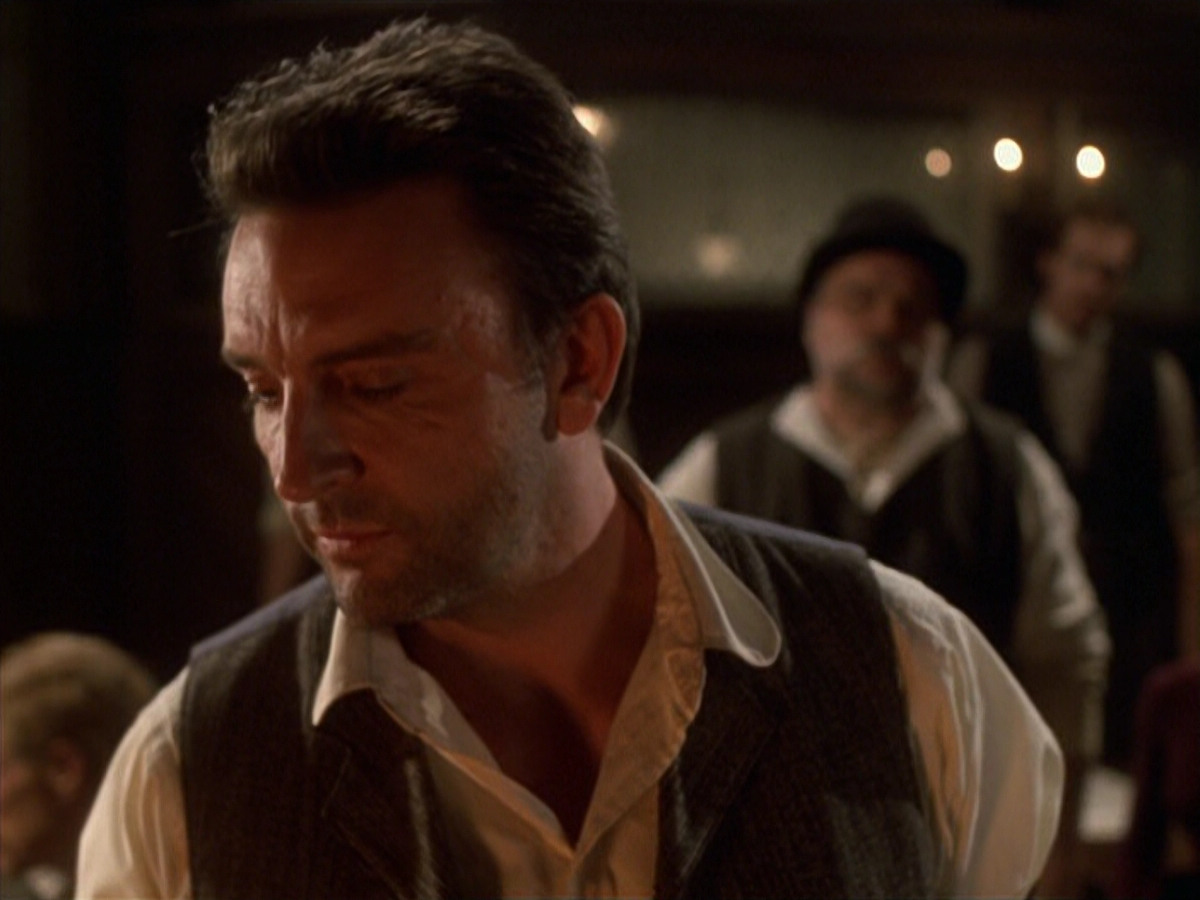 extant_StarTrek_VOY_6x11-FairHaven_02598.jpg