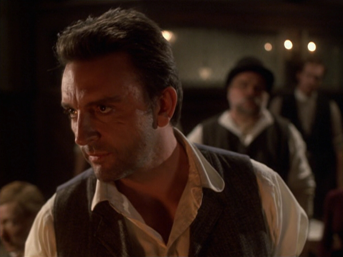 extant_StarTrek_VOY_6x11-FairHaven_02599.jpg