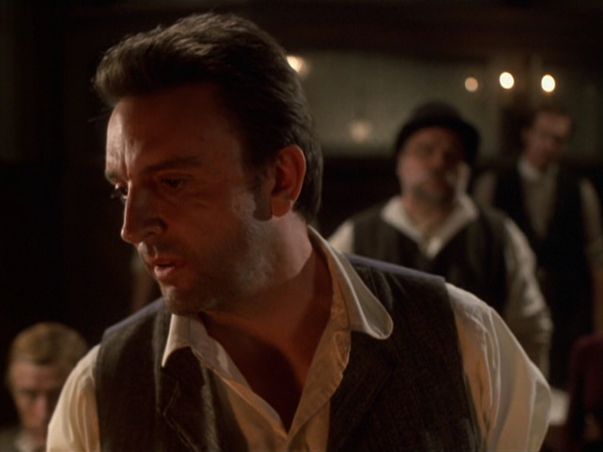 extant_StarTrek_VOY_6x11-FairHaven_02601.jpg