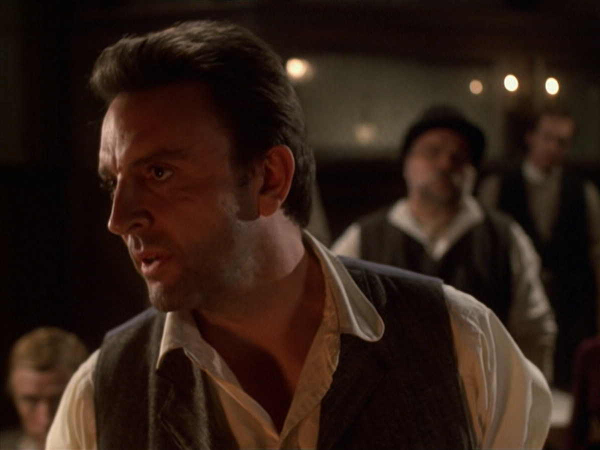 extant_StarTrek_VOY_6x11-FairHaven_02604.jpg
