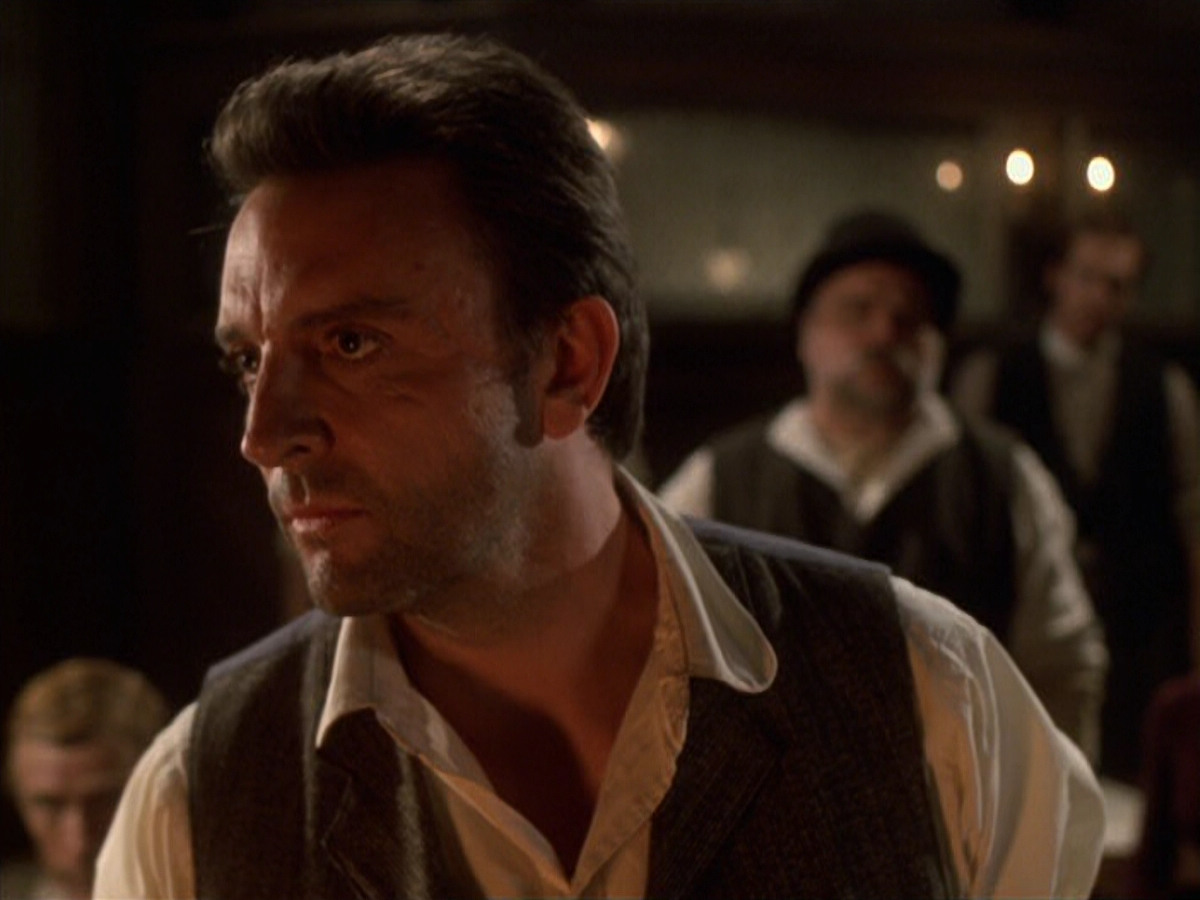 extant_StarTrek_VOY_6x11-FairHaven_02607.jpg