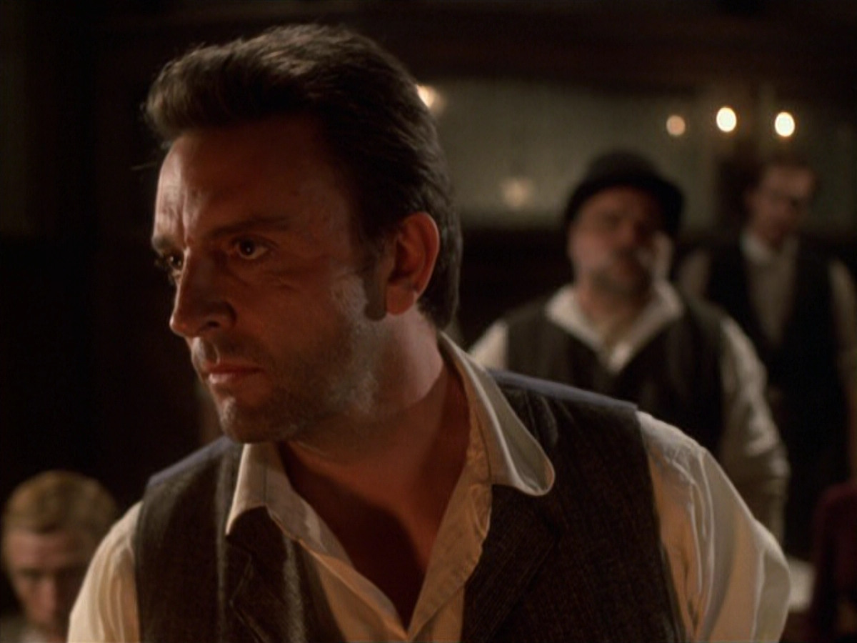 extant_StarTrek_VOY_6x11-FairHaven_02608.jpg