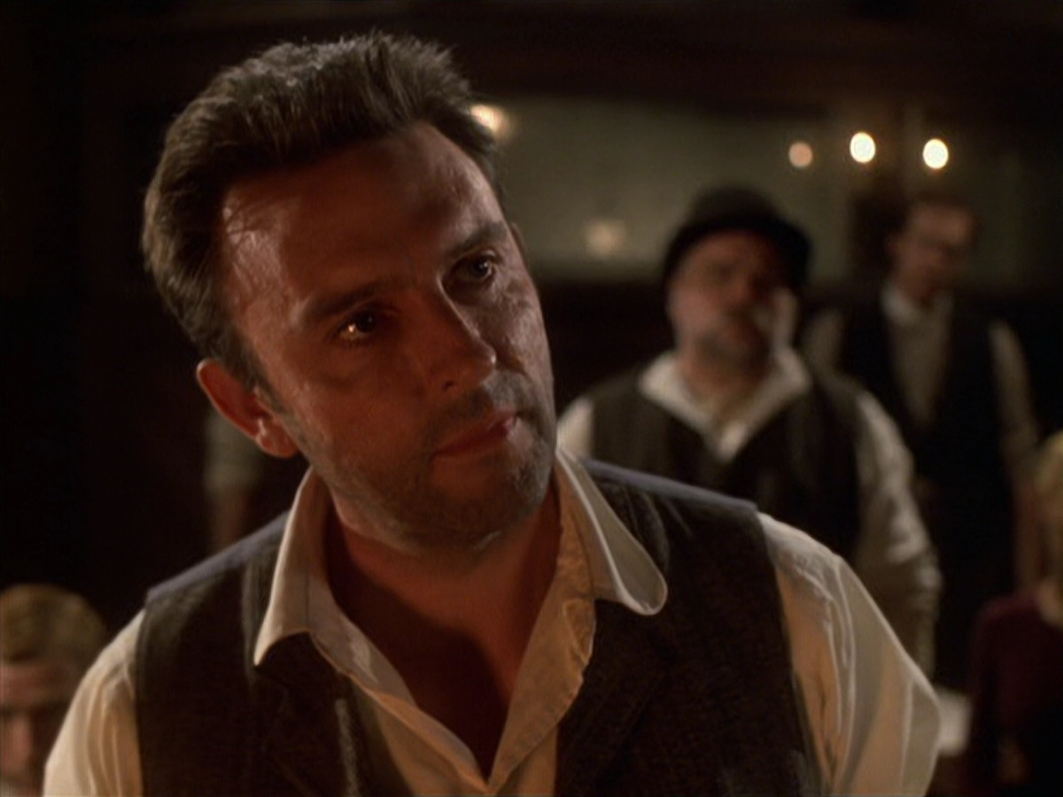 extant_StarTrek_VOY_6x11-FairHaven_02609.jpg