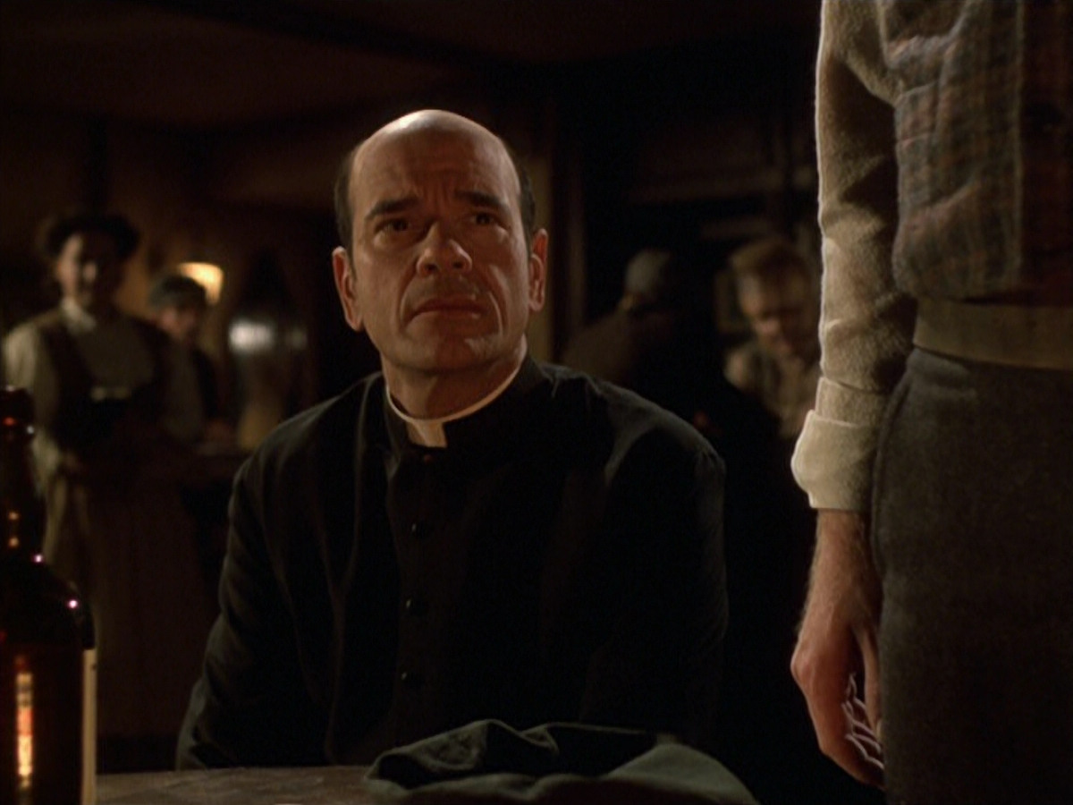 extant_StarTrek_VOY_6x11-FairHaven_02617.jpg