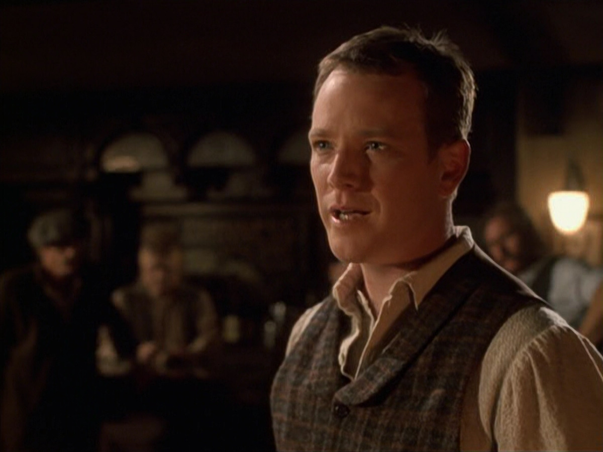 extant_StarTrek_VOY_6x11-FairHaven_02619.jpg