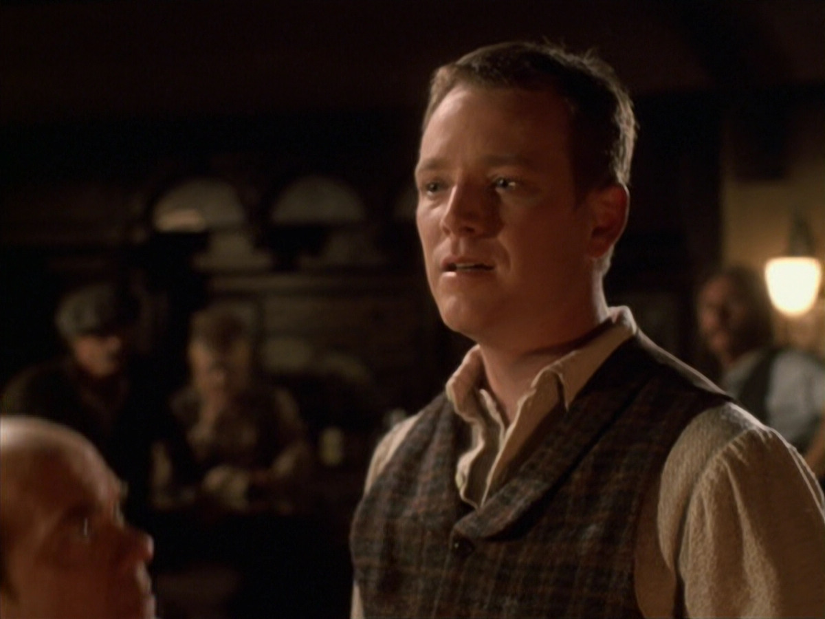 extant_StarTrek_VOY_6x11-FairHaven_02624.jpg