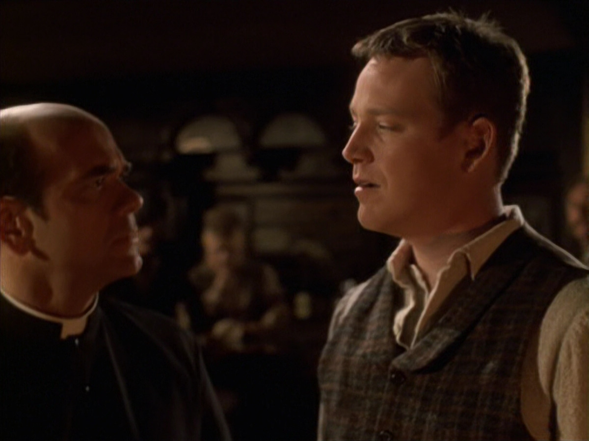 extant_StarTrek_VOY_6x11-FairHaven_02625.jpg