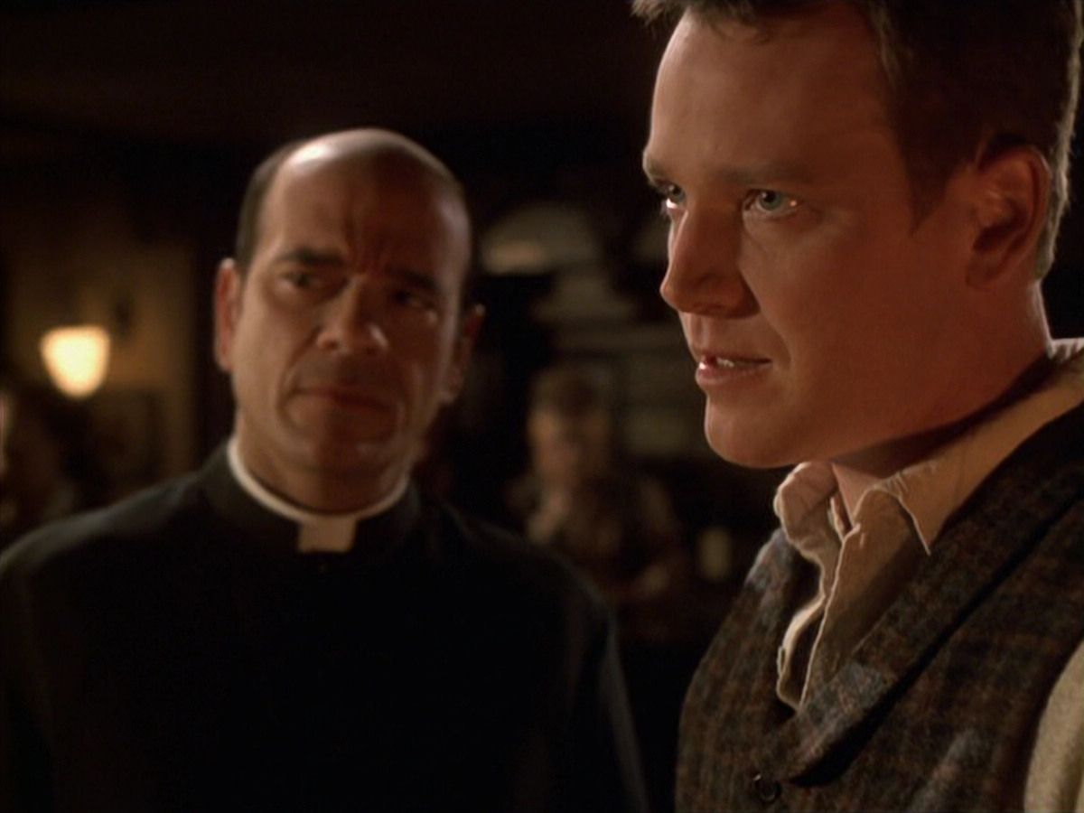 extant_StarTrek_VOY_6x11-FairHaven_02631.jpg