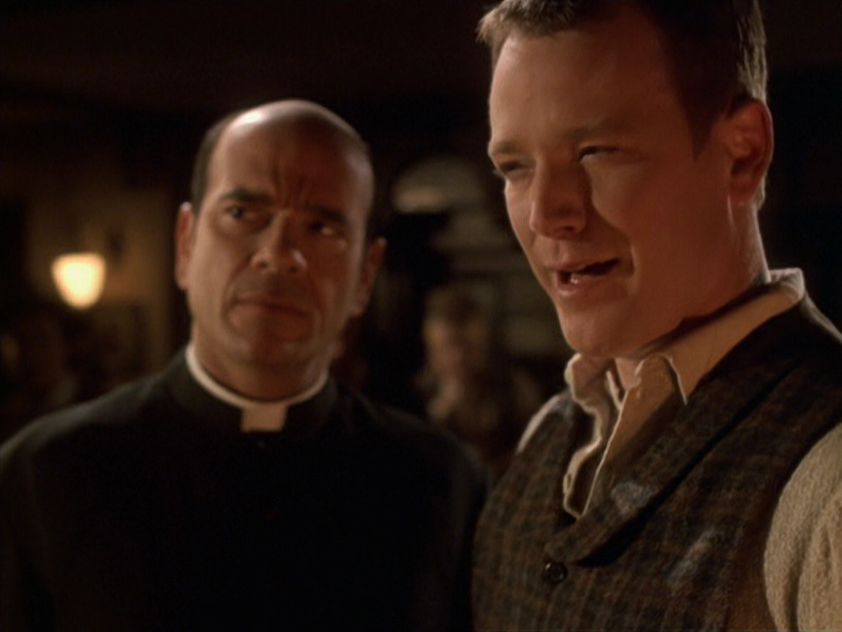 extant_StarTrek_VOY_6x11-FairHaven_02633.jpg