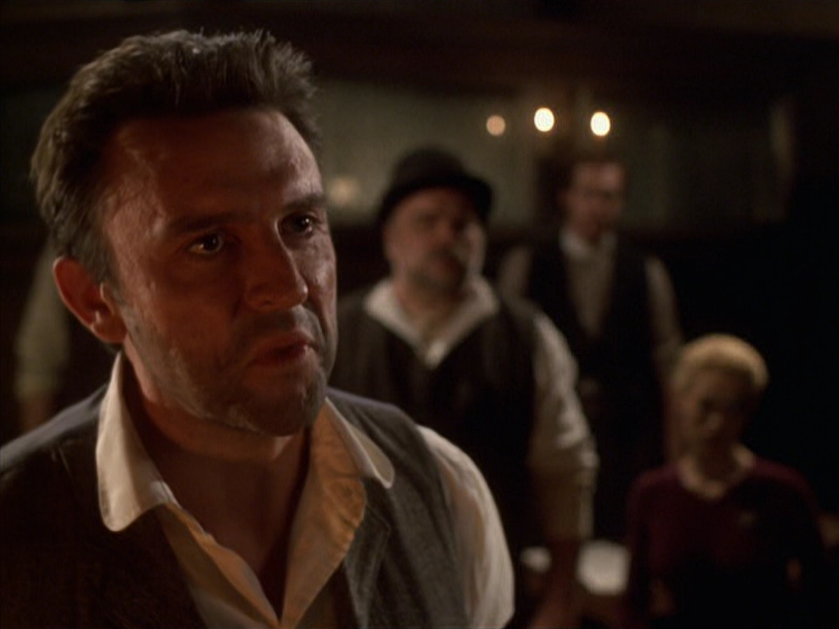 extant_StarTrek_VOY_6x11-FairHaven_02650.jpg