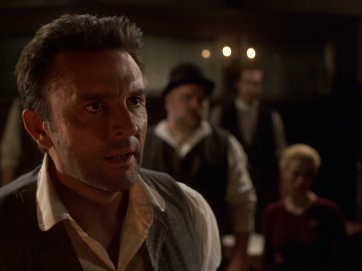 extant_StarTrek_VOY_6x11-FairHaven_02662.jpg