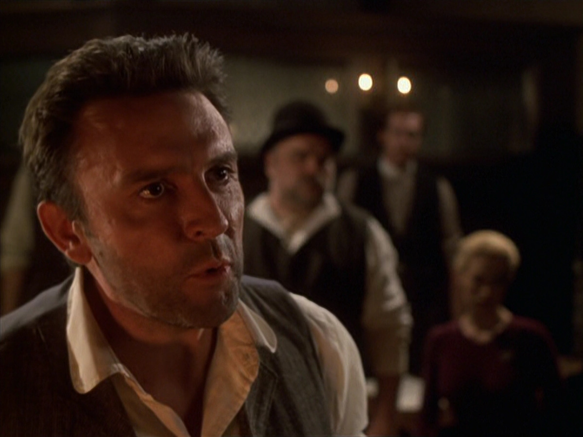 extant_StarTrek_VOY_6x11-FairHaven_02663.jpg