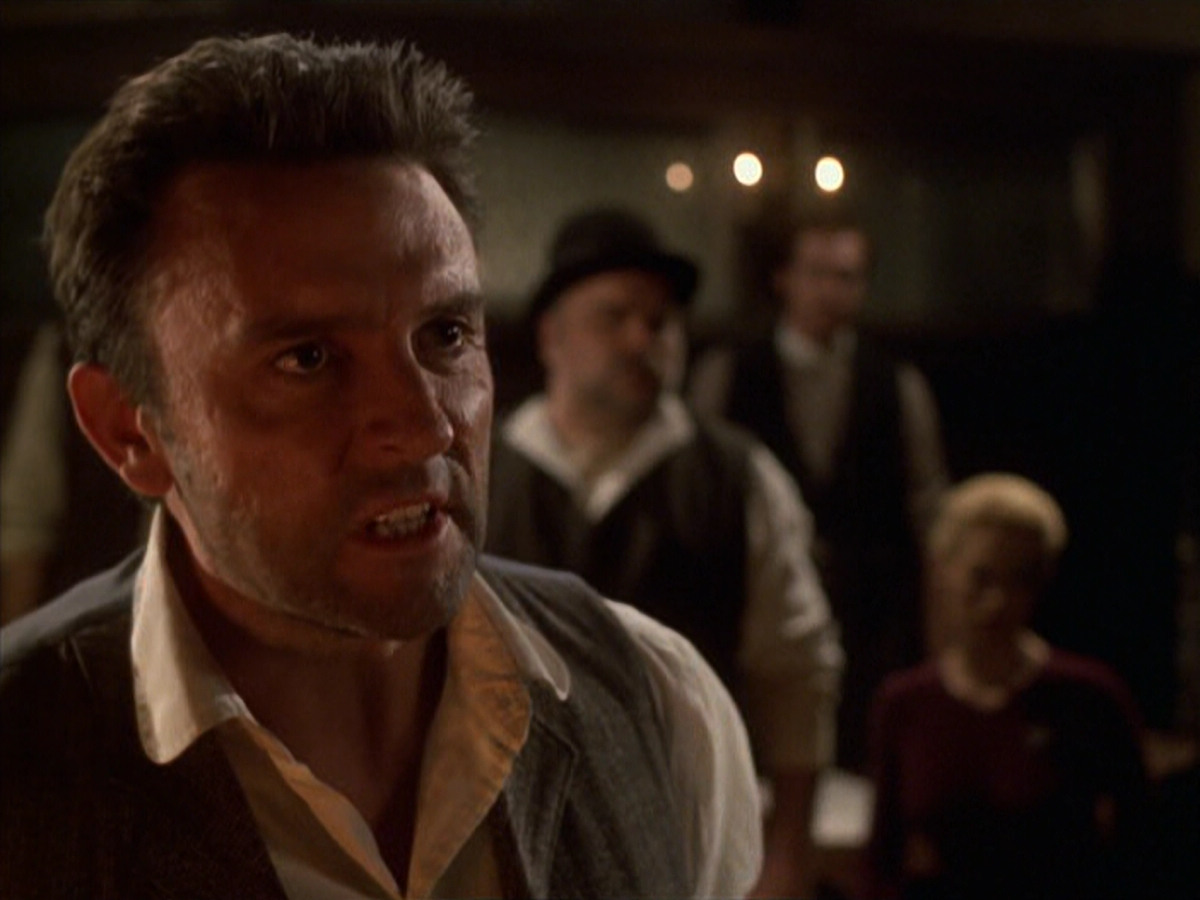 extant_StarTrek_VOY_6x11-FairHaven_02666.jpg