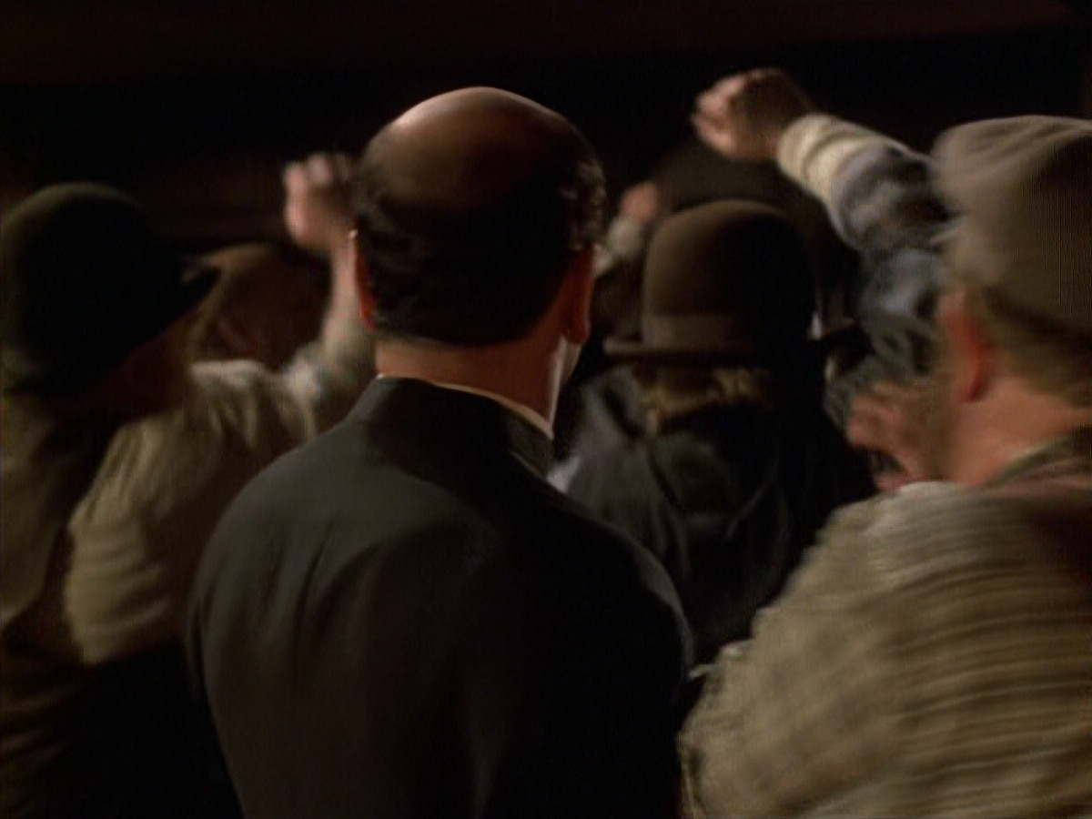 extant_StarTrek_VOY_6x11-FairHaven_02671.jpg