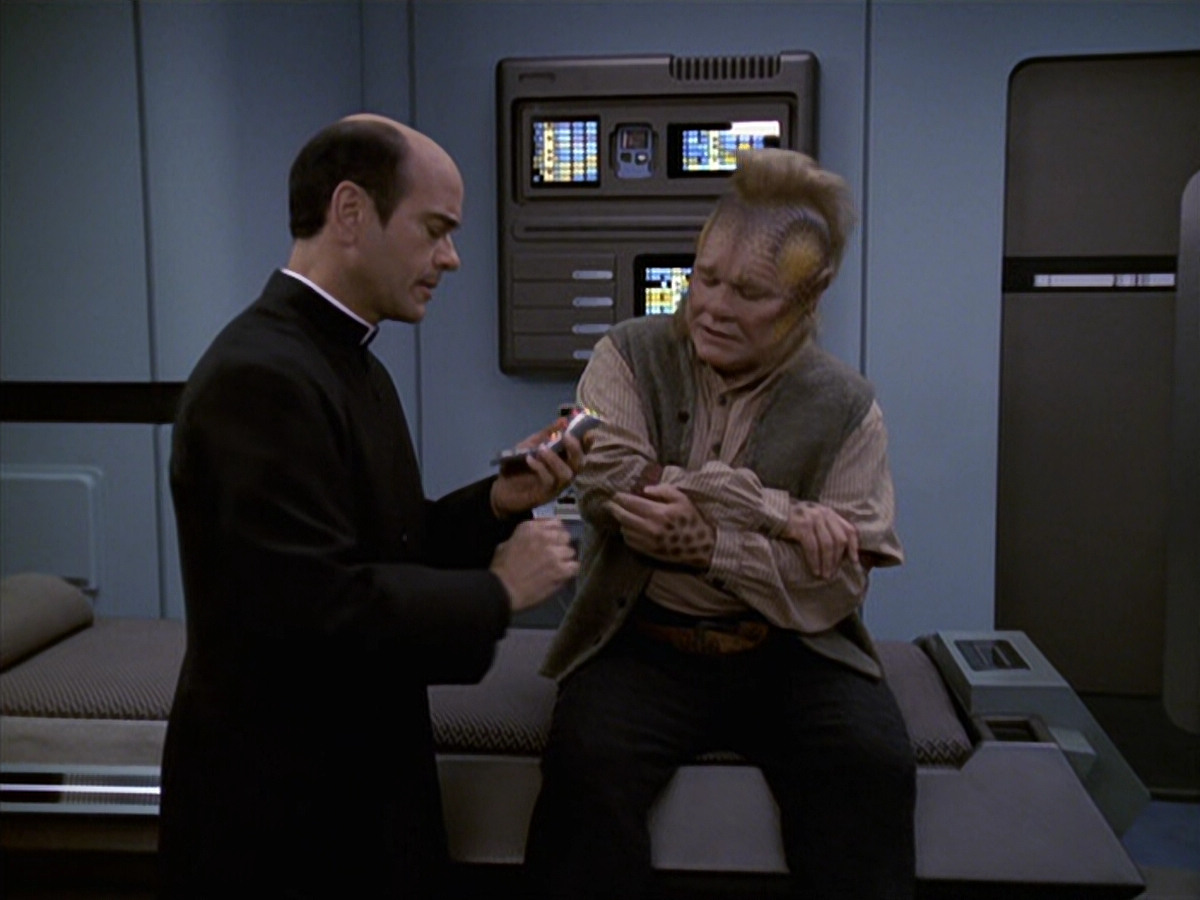 extant_StarTrek_VOY_6x11-FairHaven_02684.jpg