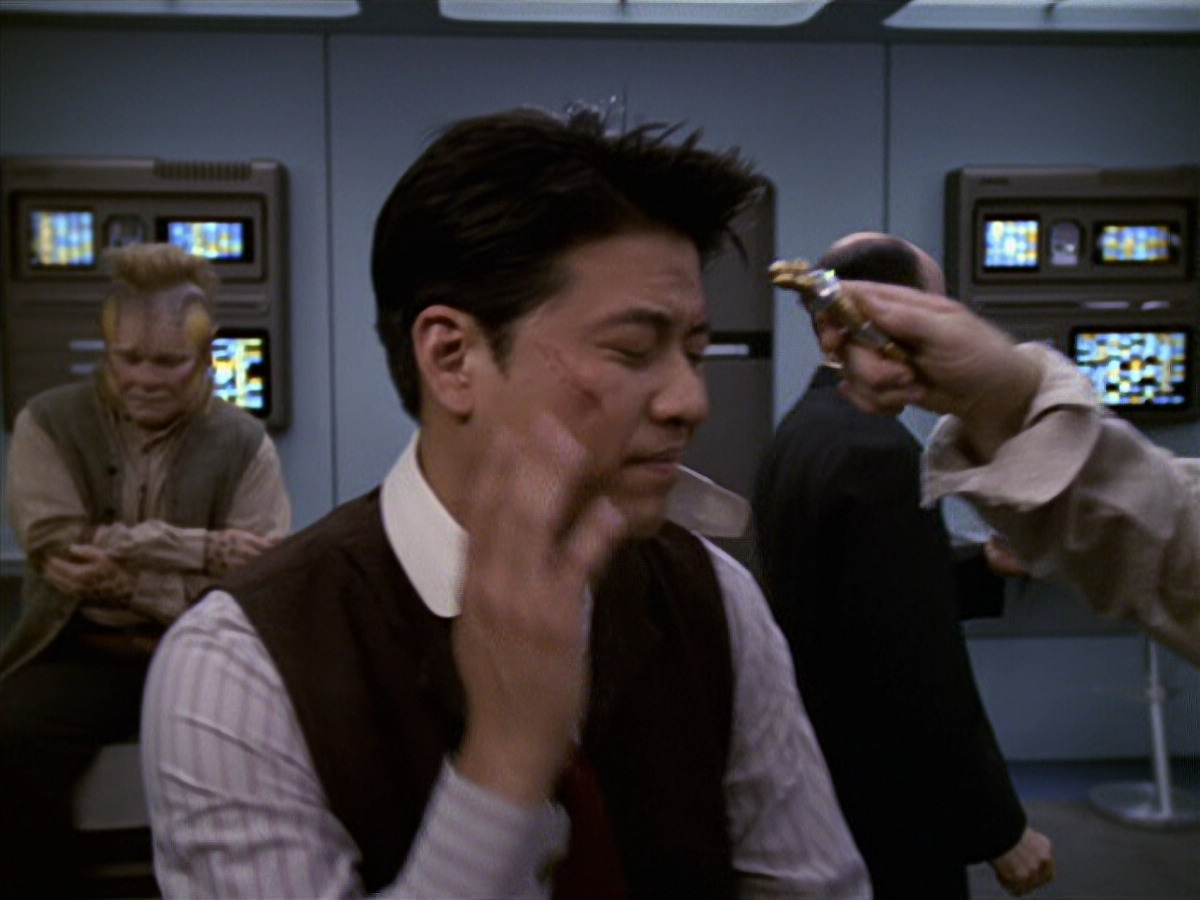 extant_StarTrek_VOY_6x11-FairHaven_02688.jpg