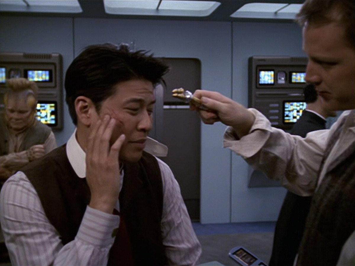 extant_StarTrek_VOY_6x11-FairHaven_02689.jpg