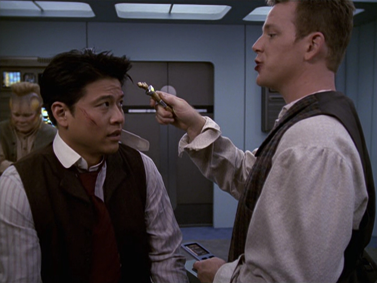 extant_StarTrek_VOY_6x11-FairHaven_02692.jpg
