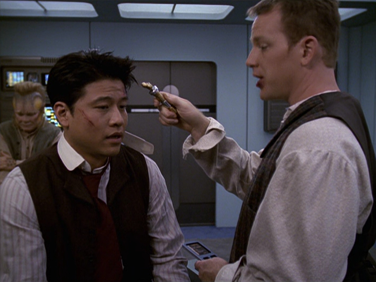 extant_StarTrek_VOY_6x11-FairHaven_02693.jpg