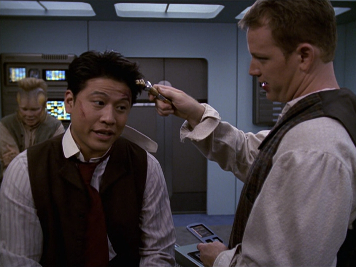 extant_StarTrek_VOY_6x11-FairHaven_02695.jpg