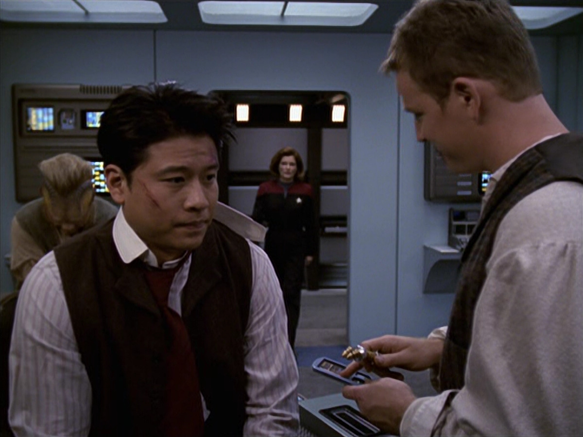 extant_StarTrek_VOY_6x11-FairHaven_02699.jpg