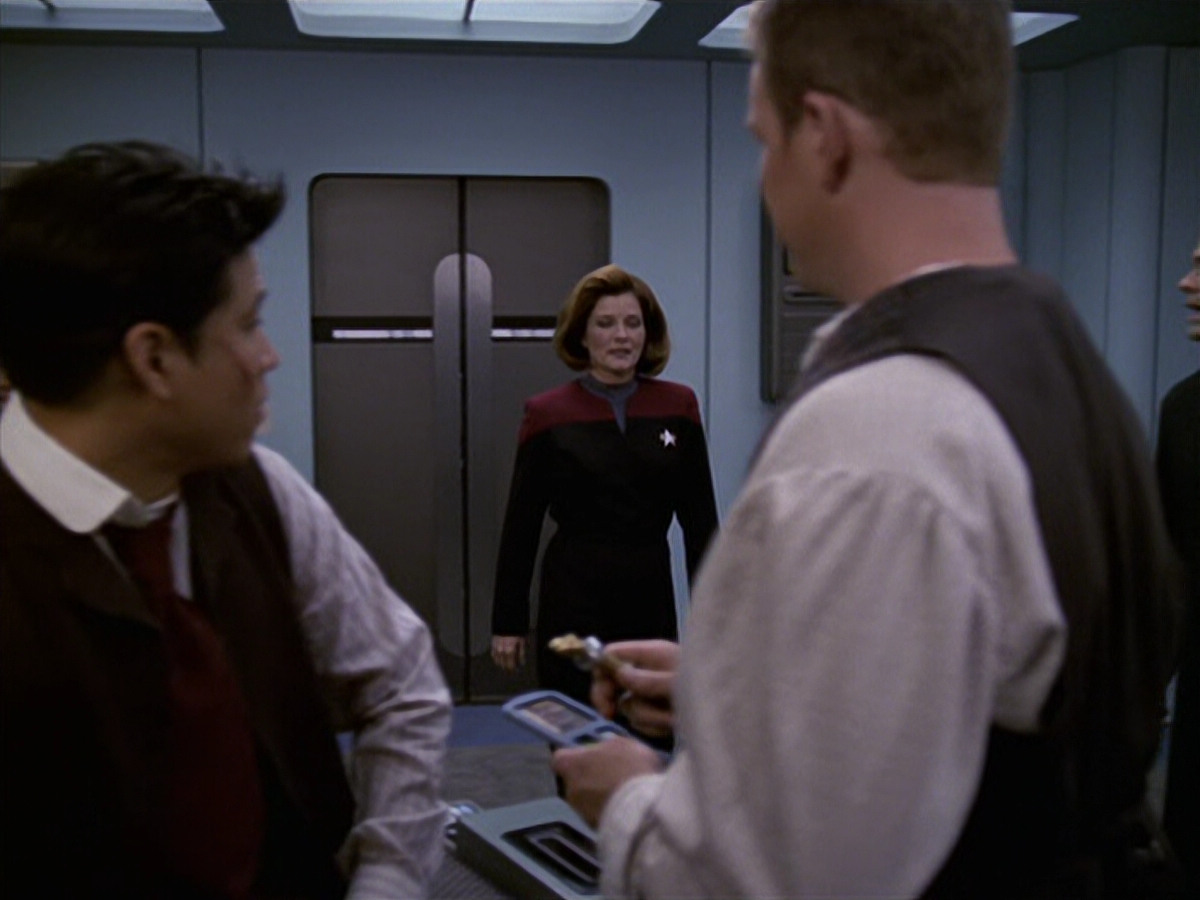 extant_StarTrek_VOY_6x11-FairHaven_02702.jpg