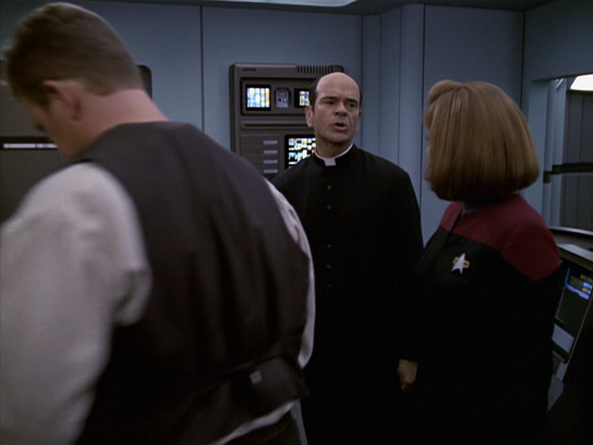 extant_StarTrek_VOY_6x11-FairHaven_02707.jpg