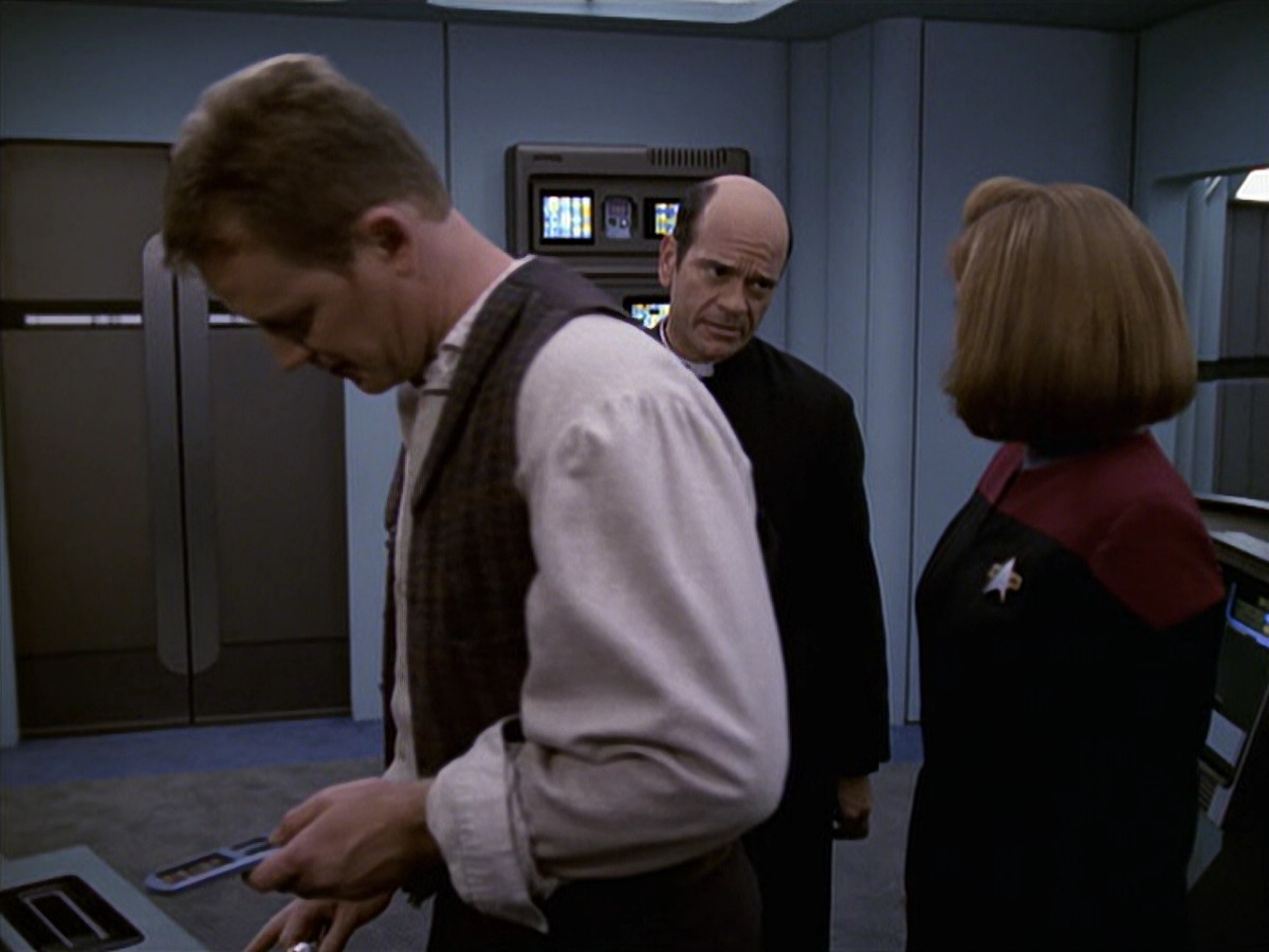 extant_StarTrek_VOY_6x11-FairHaven_02708.jpg