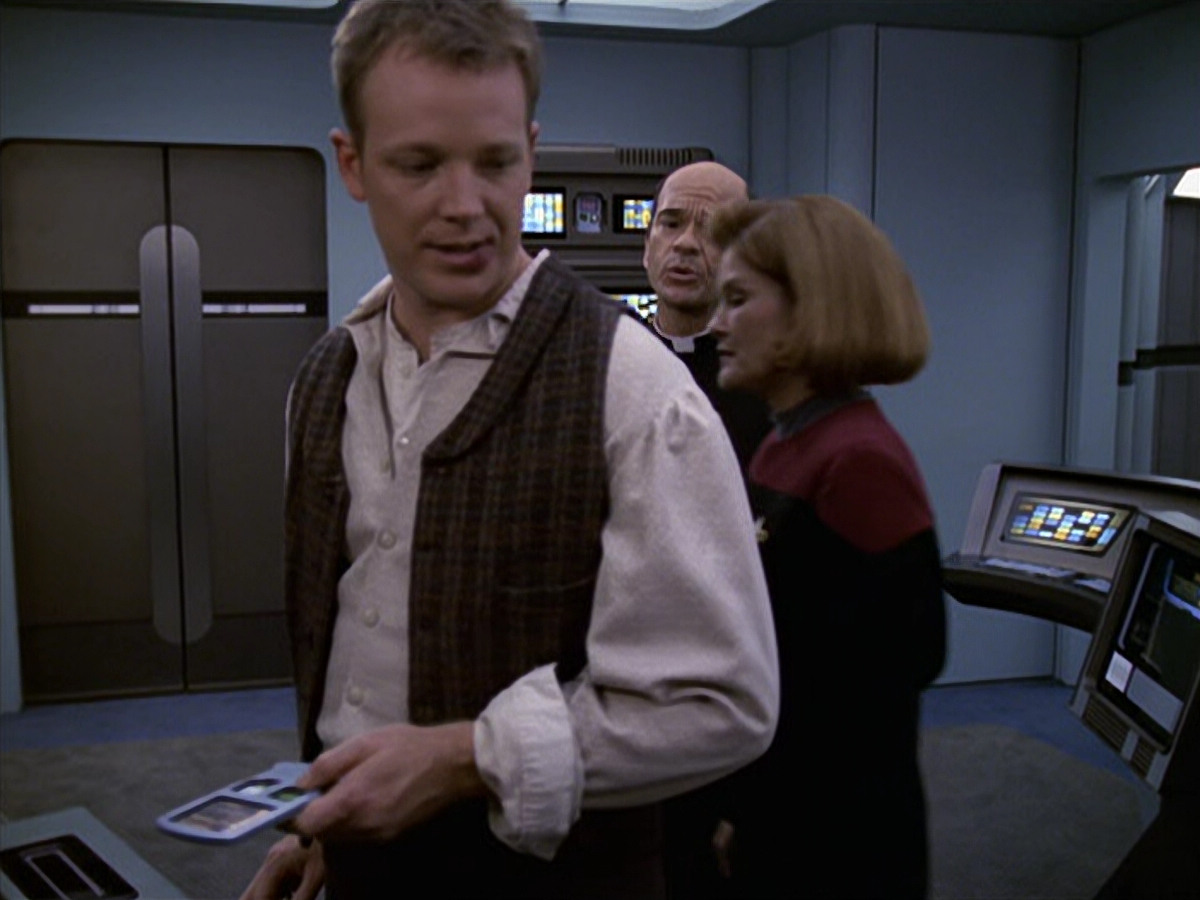 extant_StarTrek_VOY_6x11-FairHaven_02710.jpg