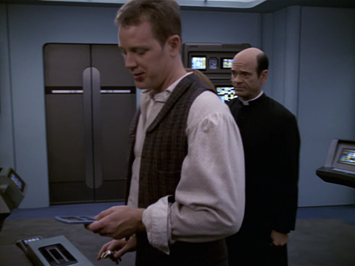 extant_StarTrek_VOY_6x11-FairHaven_02711.jpg