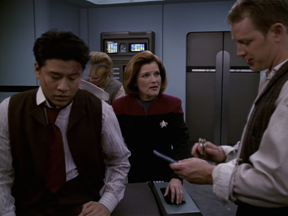 extant_StarTrek_VOY_6x11-FairHaven_02714.jpg