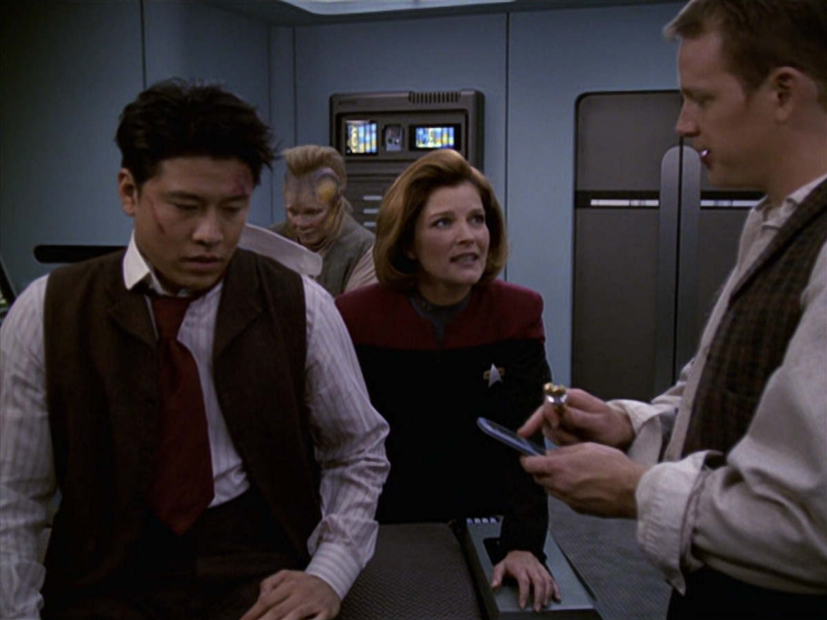 extant_StarTrek_VOY_6x11-FairHaven_02715.jpg