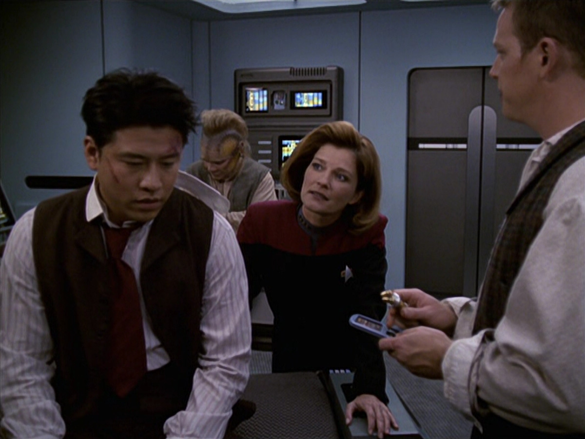 extant_StarTrek_VOY_6x11-FairHaven_02718.jpg