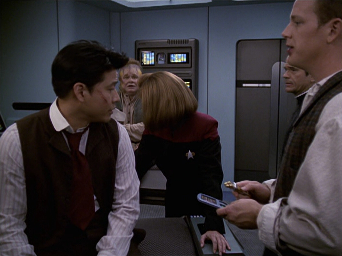extant_StarTrek_VOY_6x11-FairHaven_02720.jpg