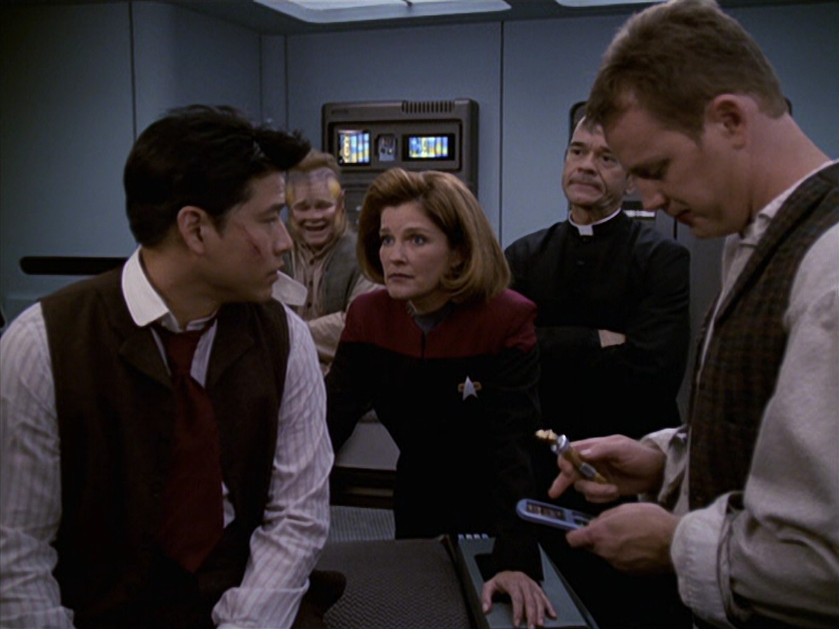 extant_StarTrek_VOY_6x11-FairHaven_02722.jpg
