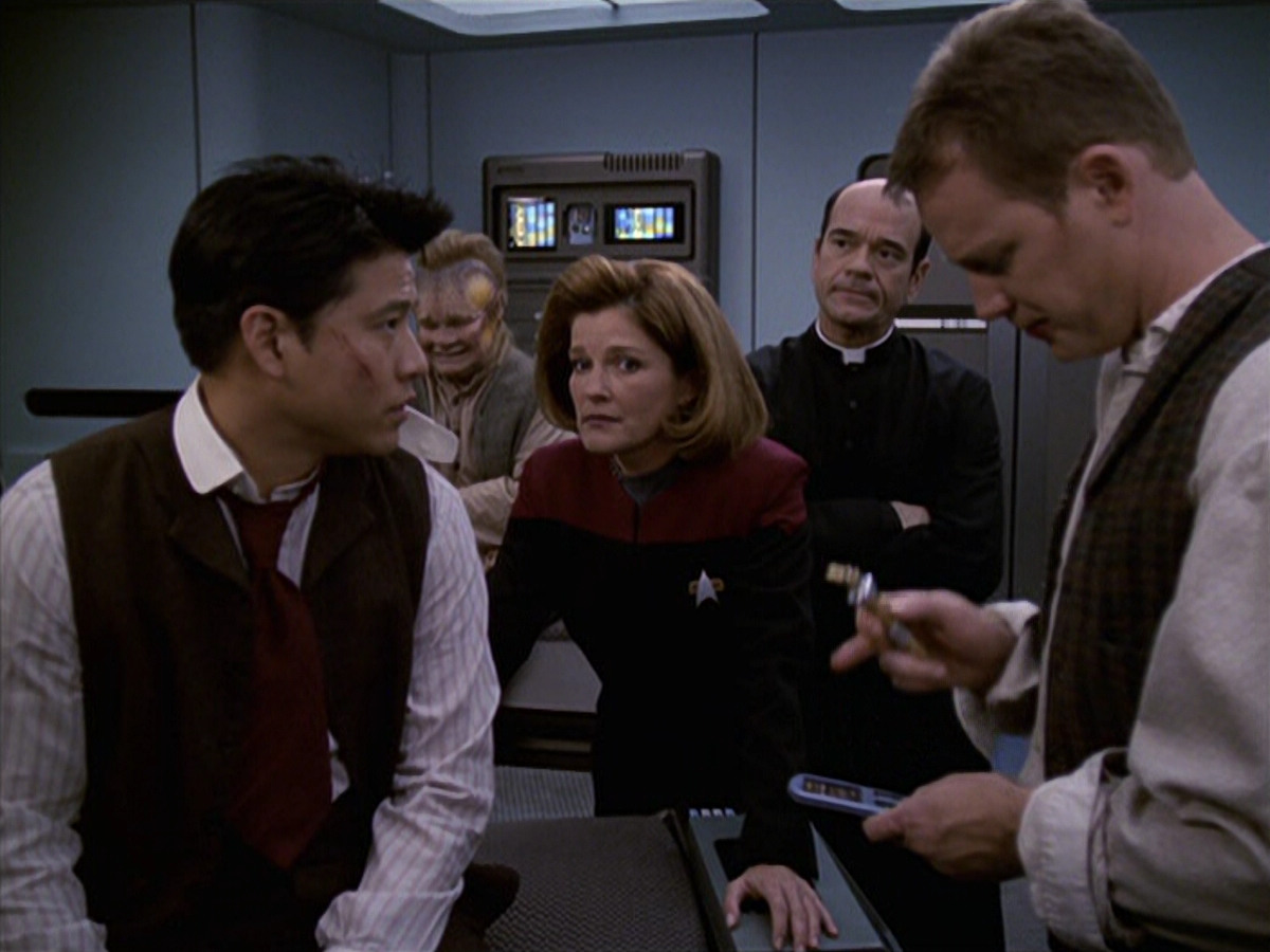extant_StarTrek_VOY_6x11-FairHaven_02723.jpg