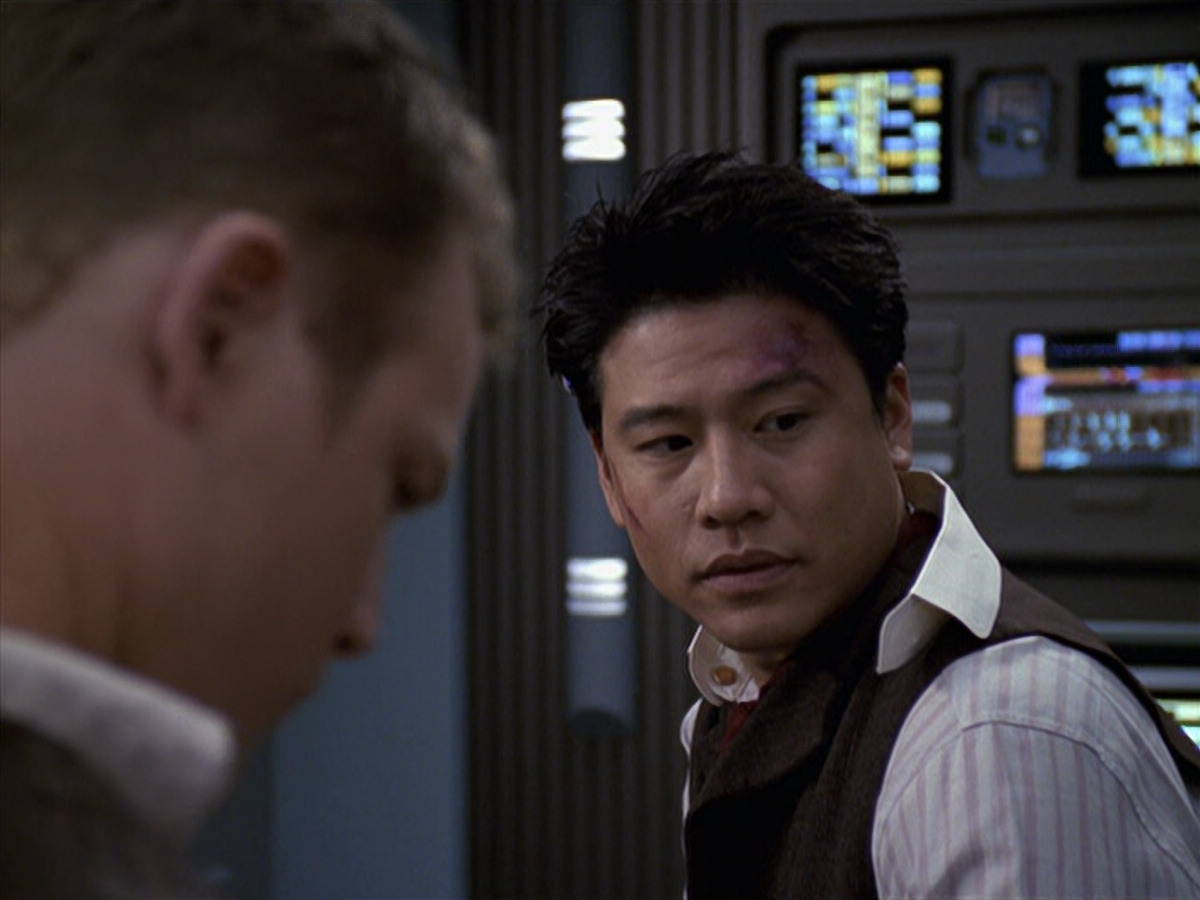 extant_StarTrek_VOY_6x11-FairHaven_02724.jpg