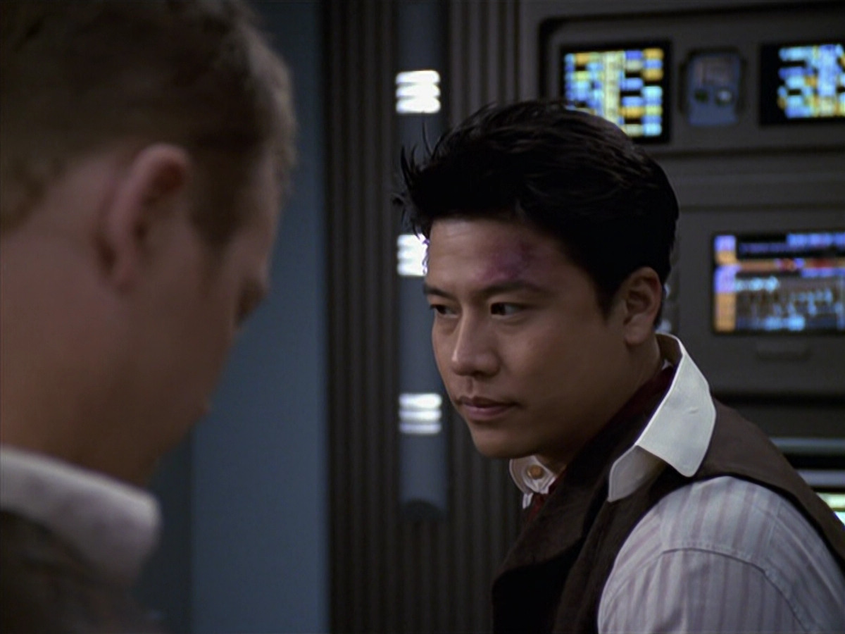 extant_StarTrek_VOY_6x11-FairHaven_02726.jpg